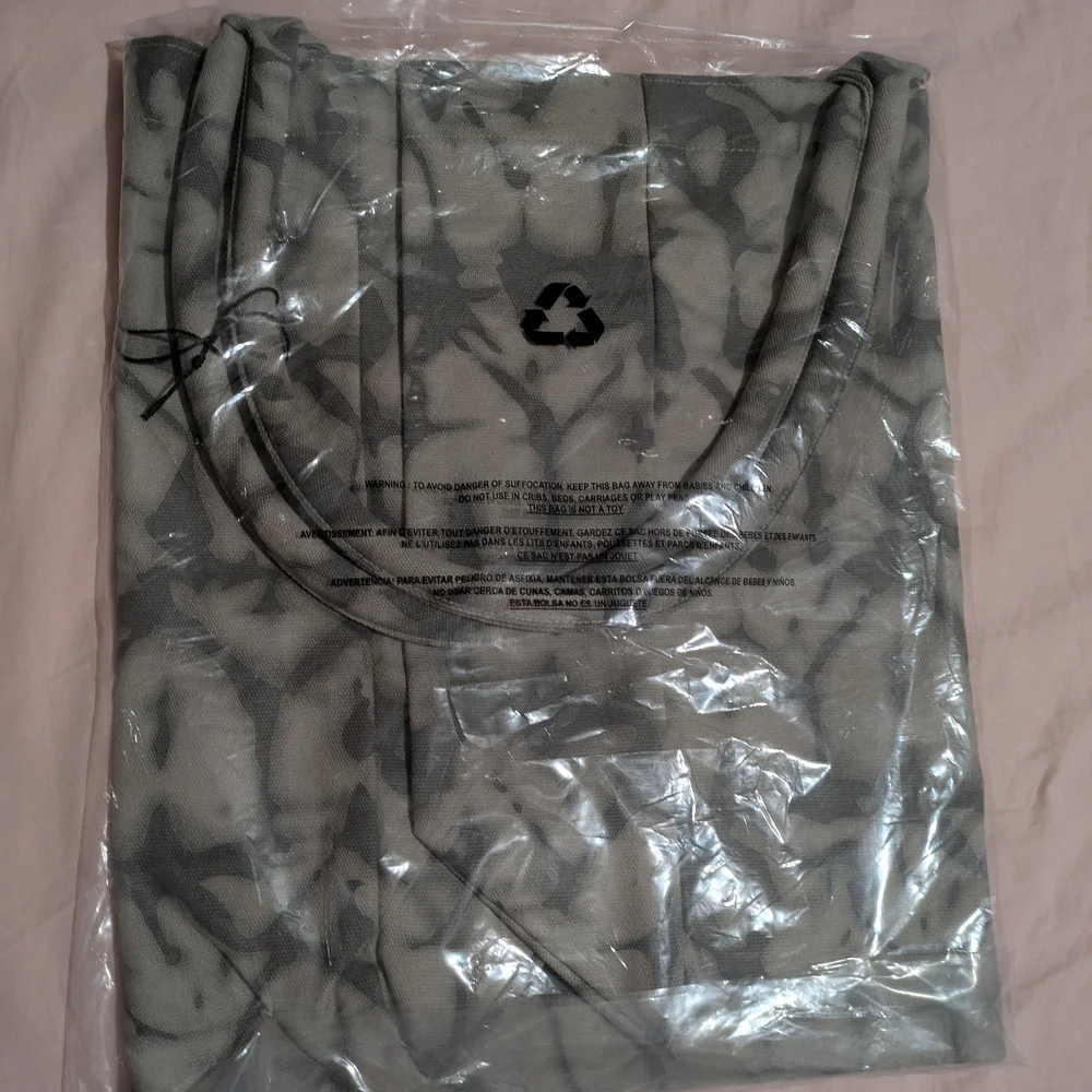 ALO Yoga Gray and White Tote Bag - Picture 4 of 5